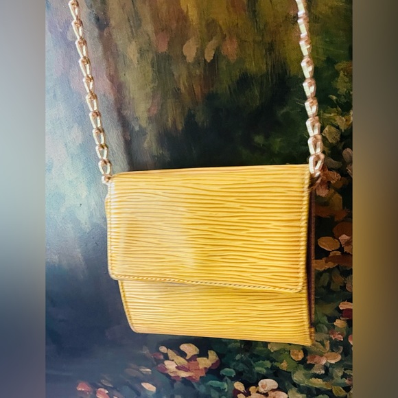 LOUIS VUITTON Epi yellow wallet. - Picture 4 of 7
